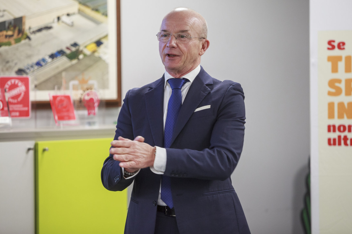 Domenico Battagliola, CEO La Linea Verde, in abito blu durante i 20 anni di DimmidiSì.