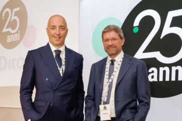 ESD Italia 25 anni: Presidente Orrigoni e DG Gruppo Selex Tasca in abito scuro davanti al logo 25 anni.