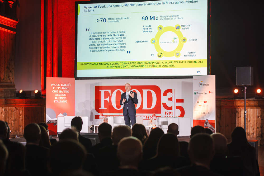 Paolo Dalcò sul palco del Teatro Farnese ai 35 anni di Food: filiera e innovazione al centro