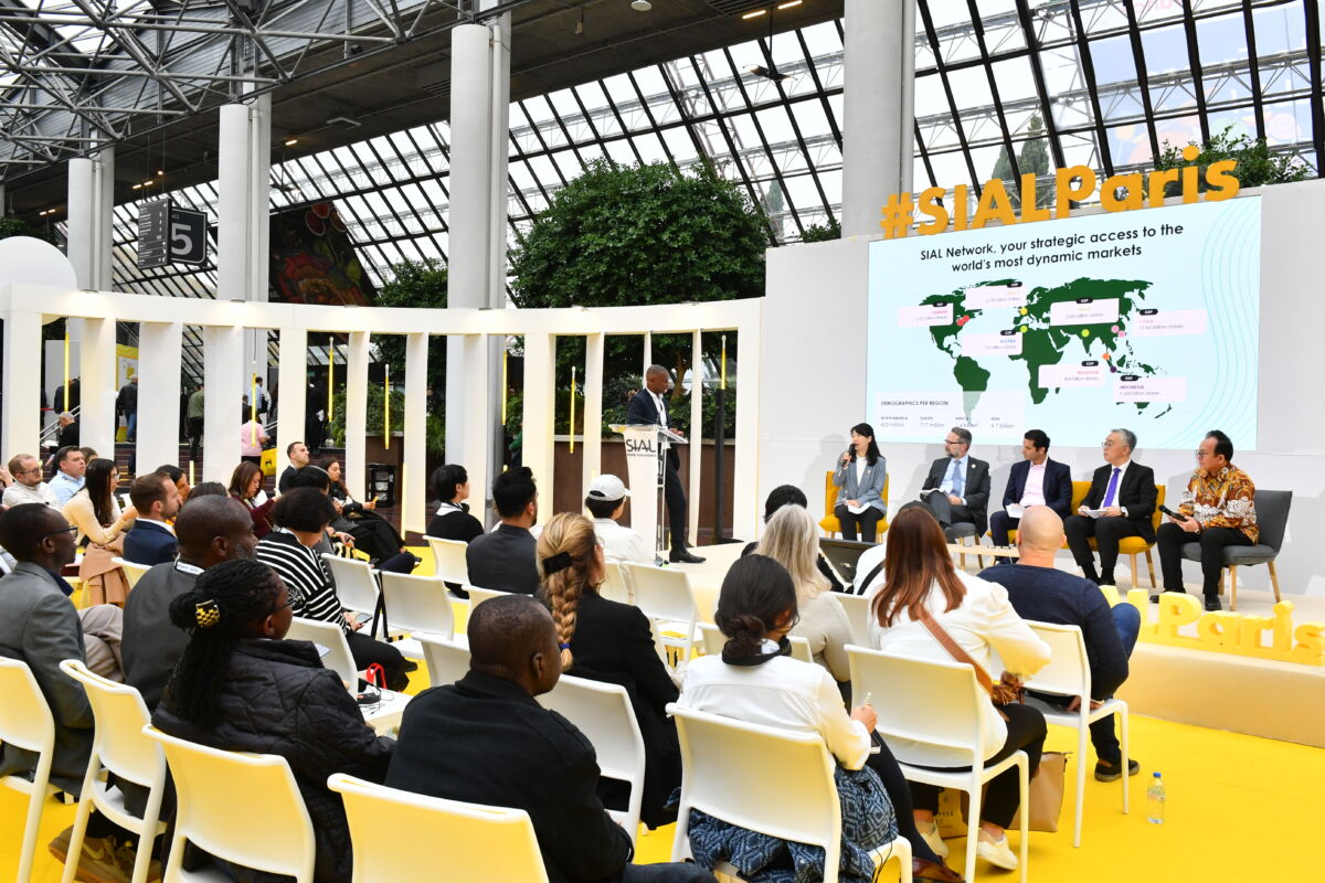 Conferenza stampa al Sial Paris 2026 con relatori sul palco e pubblico, focus sulle nuove tendenze alimentari