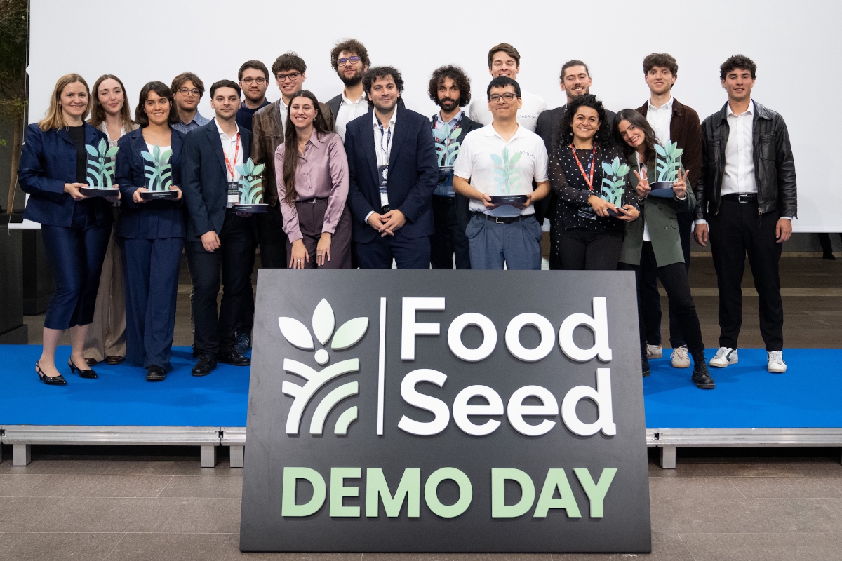 Gruppo di startup agrifoodtech sul palco del FoodSeed Demo Day 2026 con il logo FoodSeed e premi.
