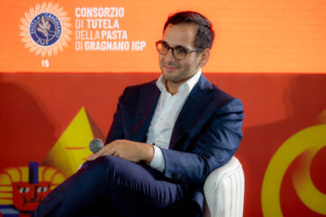 Giovanni Cafiero, nuovo Direttore del Consorzio di Tutela della Pasta di Gragnano IGP, con microfono