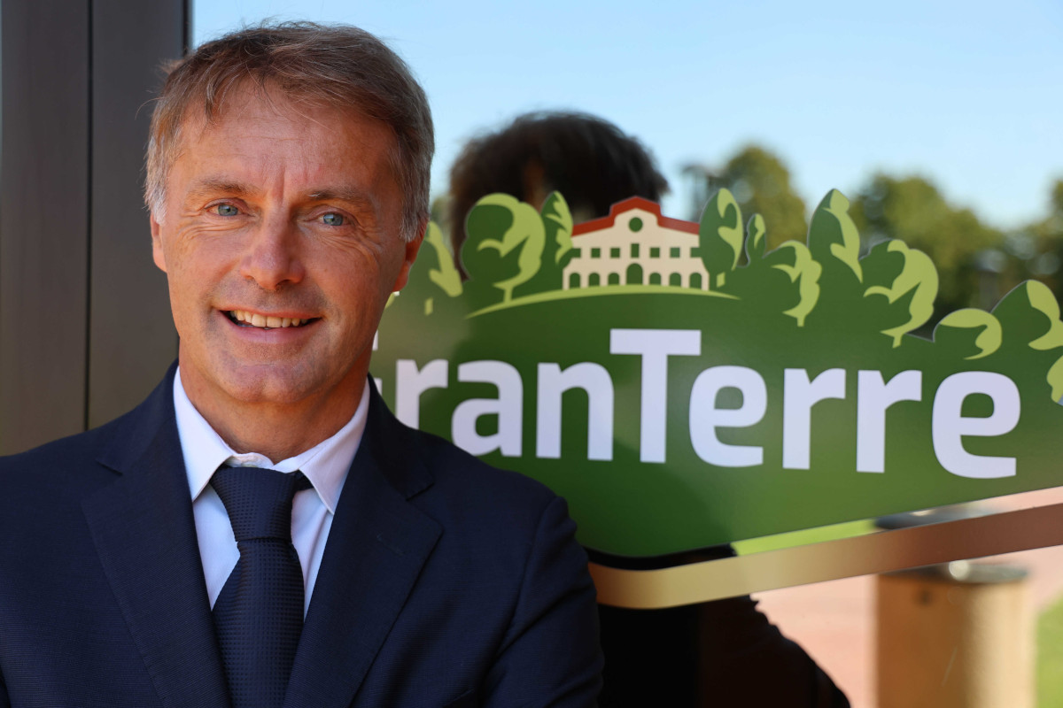 Maurizio Moscatelli, AD Gruppo GranTerre, davanti al logo aziendale: acquisizione Pimpernel Wharf nel Regno Unito