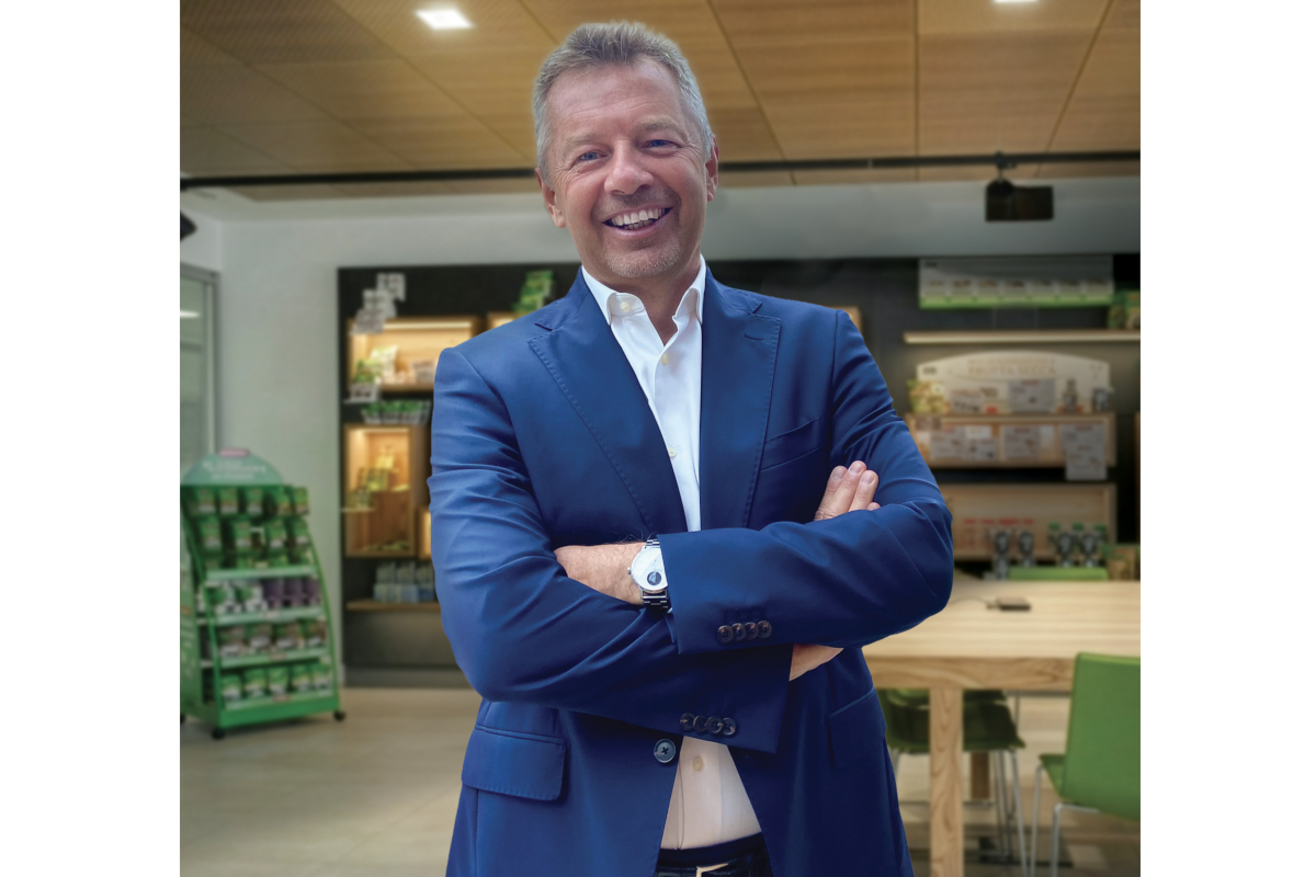 Gabriele Rusconi, nuovo Ad Noberasco, in giacca blu a braccia conserte nell'ufficio aziendale.