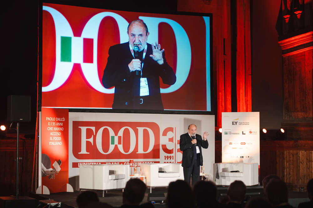 Paolo Dalcò sul palco del Teatro Farnese ai 35 anni di Food, con maxischermo e logo dell'evento