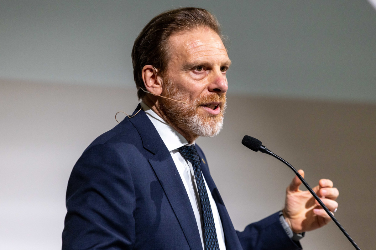 Stanislao Fabbrino, Presidente Granarolo, parla al microfono in abito blu: foto di Matteo Domenicali