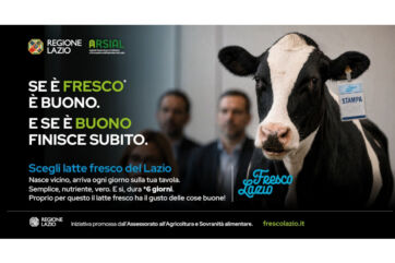 Campagna Fresco Lazio: mucca con badge stampa e logo Arsial per promuovere il latte fresco regionale