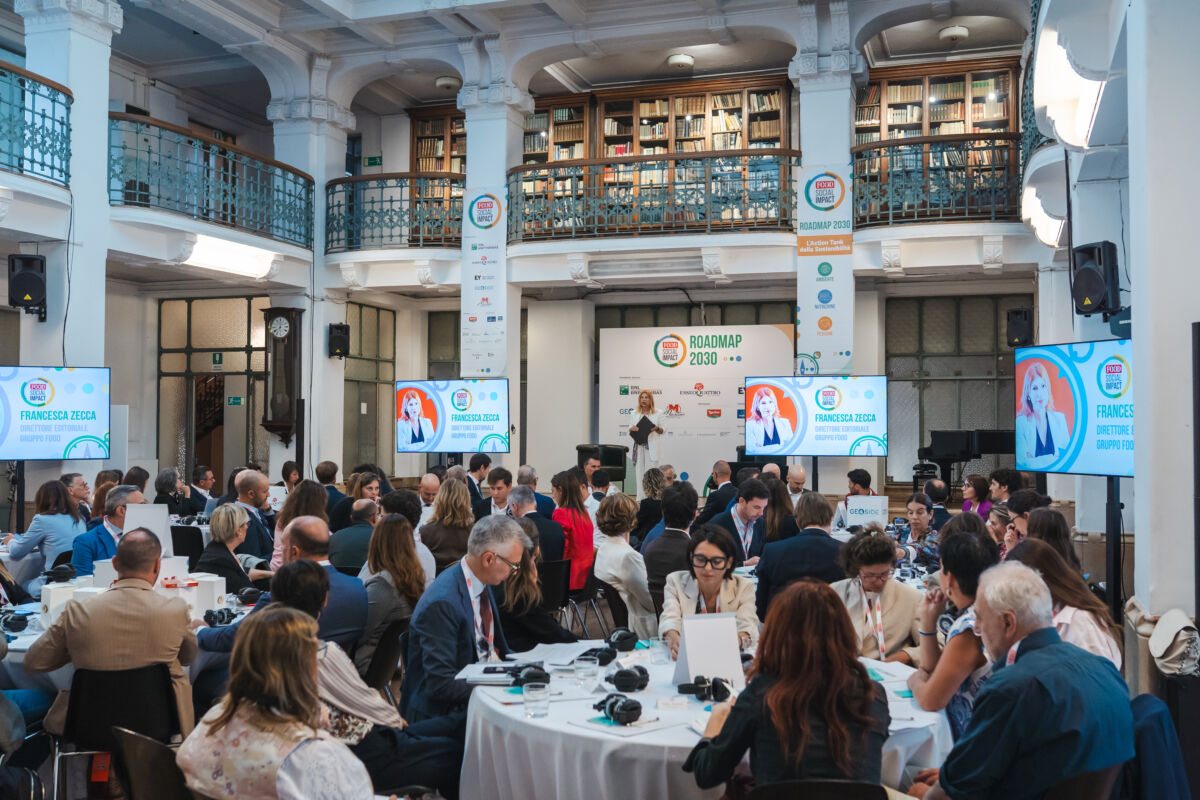 Evento sulla competitività con relatori e pubblico nella sala conferenze storica