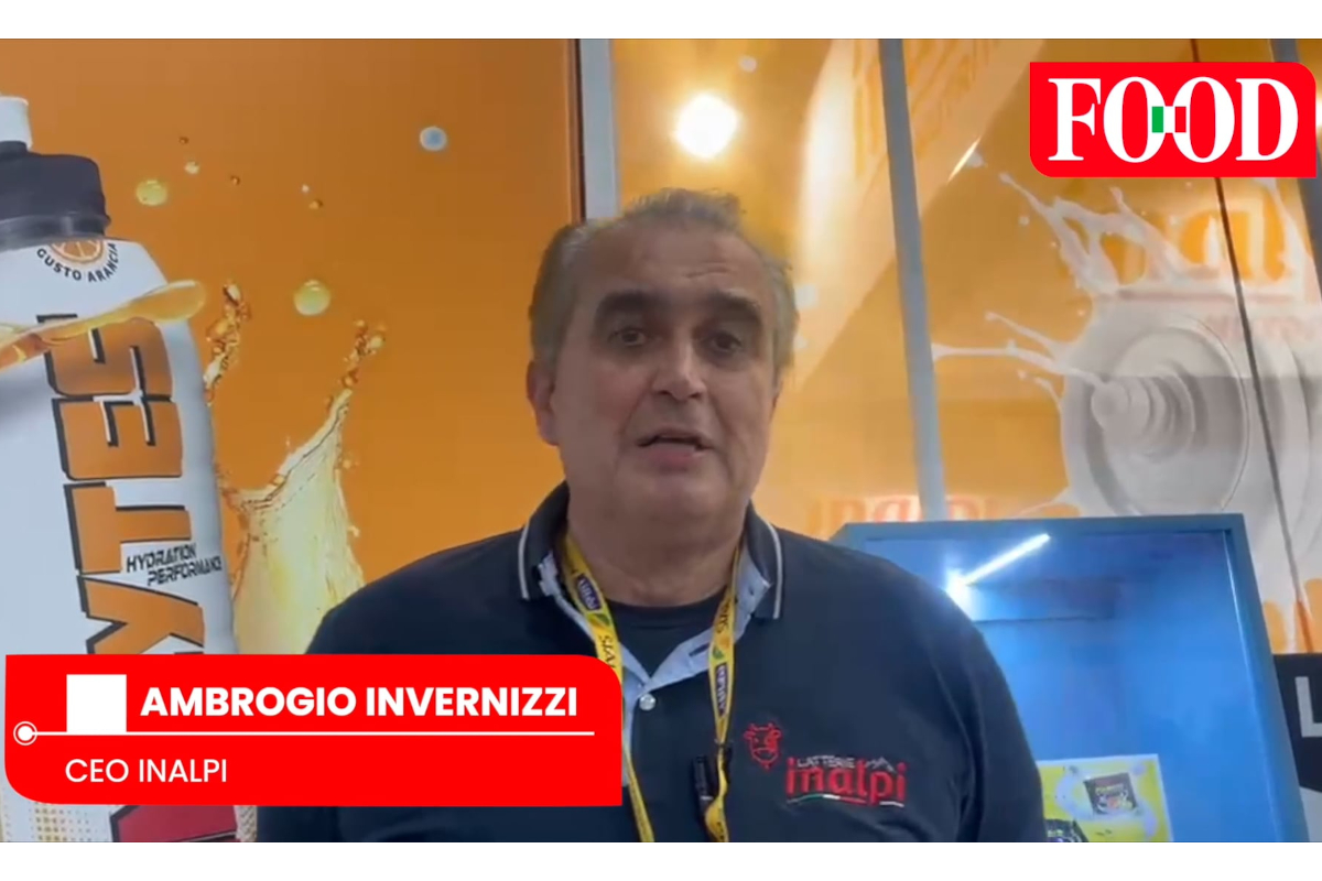 Ambrogio Invernizzi, CEO Inalpi, intervistato allo stand SIAL Paris 2026 con logo FOOD e prodotti lattiero-caseari