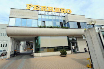 Ingresso dello stabilimento Ferrero di Alba con l'insegna gialla FERRERO, sede dell'Innovation Day 2026.