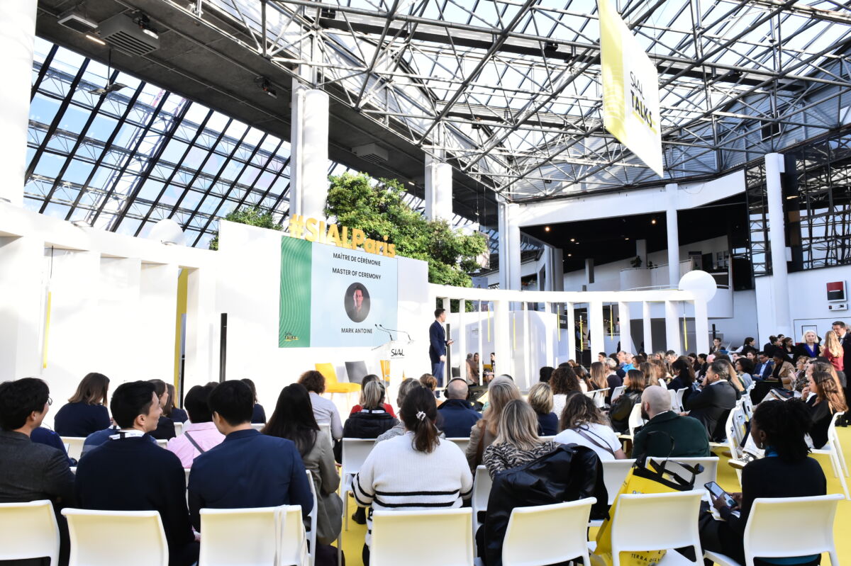 Folla di visitatori e stand espositivi al SIAL Paris 2026 dedicato alle nuove tendenze alimentari
