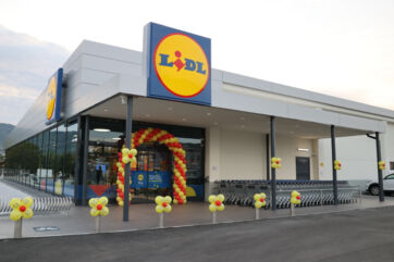 Facciata del nuovo supermercato Lidl a Cellatica (Bs) con insegna gialla e allestimento inaugurale