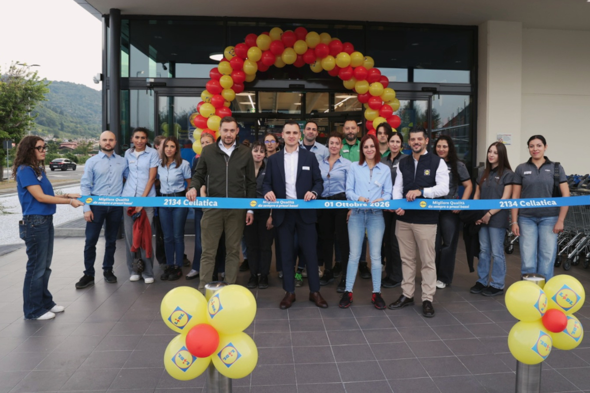 Taglio del nastro con palloncini gialli e rossi per la nuova apertura del supermercato Lidl a Cellatica.