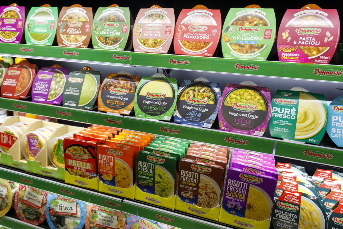 Vasta gamma di prodotti DimmidiSì de La Linea Verde esposti sugli scaffali del supermercato per i 20 anni