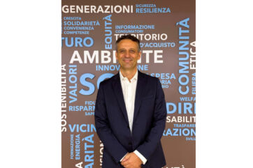 Luca Lattuada, Dir. Risorse Umane Coop Alleanza 3.0, ritratto istituzionale su sfondo parole chiave sostenibilità e comunità.
