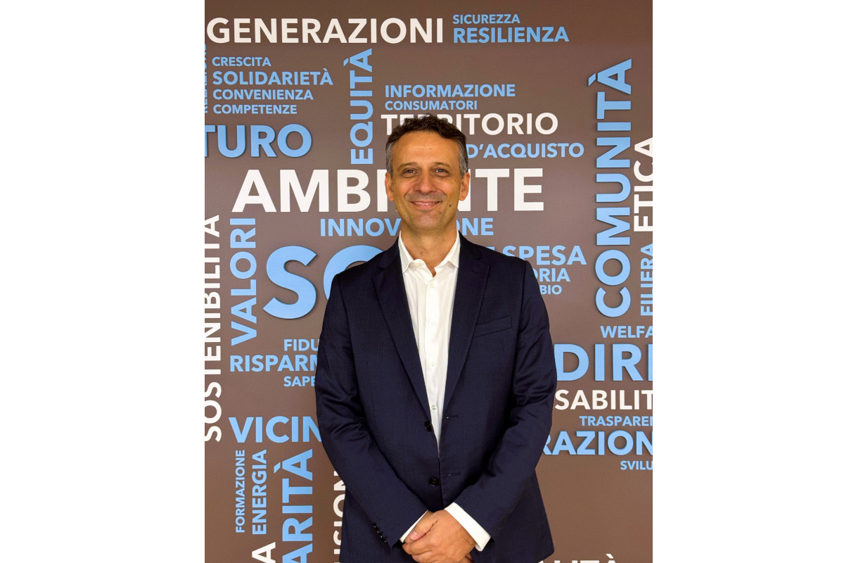 Luca Lattuada, Dir. Risorse Umane Coop Alleanza 3.0, ritratto istituzionale su sfondo parole chiave sostenibilità e comunità.