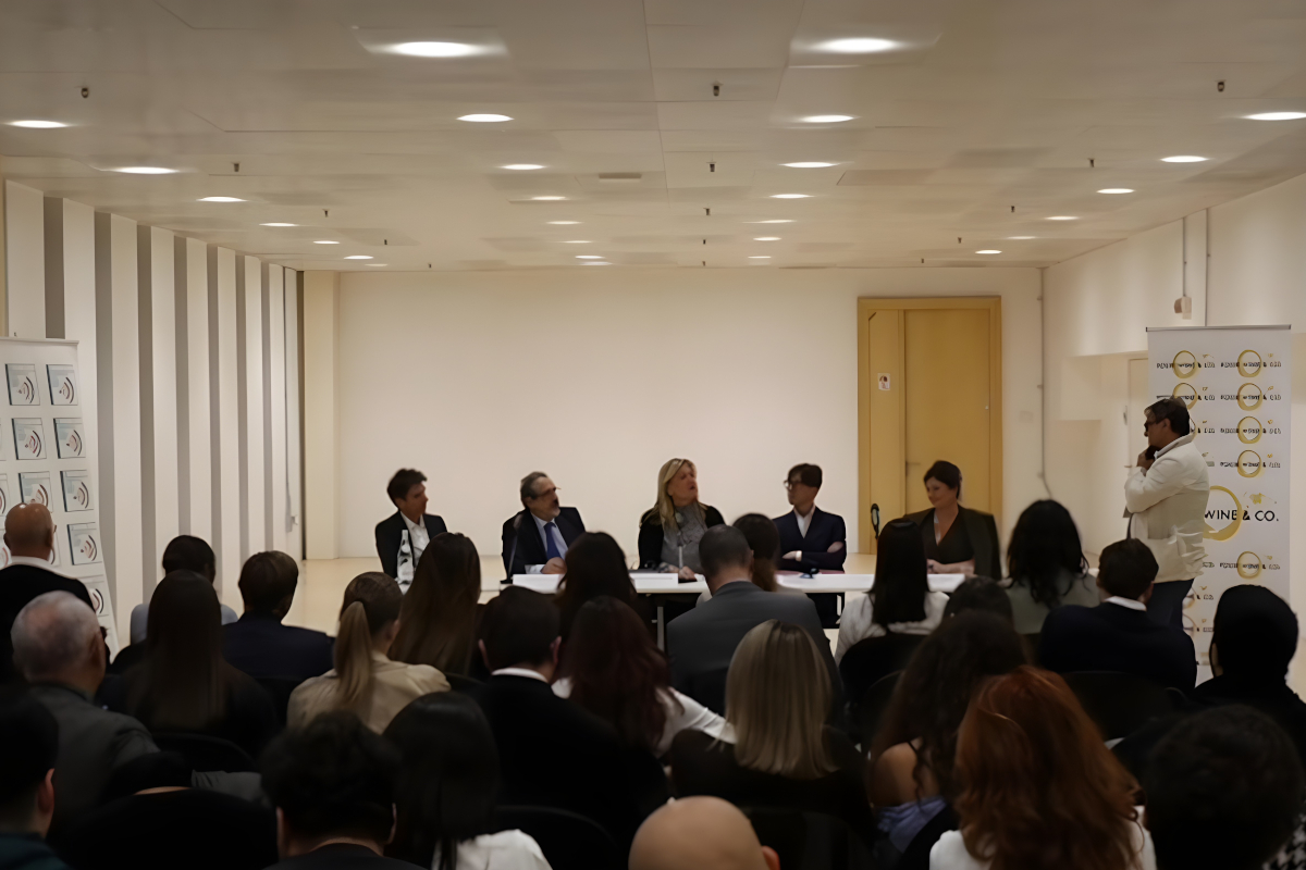 Convegno sul Made in Italy agroalimentare: relatori al tavolo davanti al pubblico in sala.