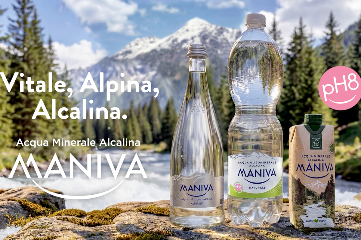 Bottiglie di acqua minerale alcalina Maniva pH8 davanti a montagne e boschi: Vitale, Alpina, Alcalina.