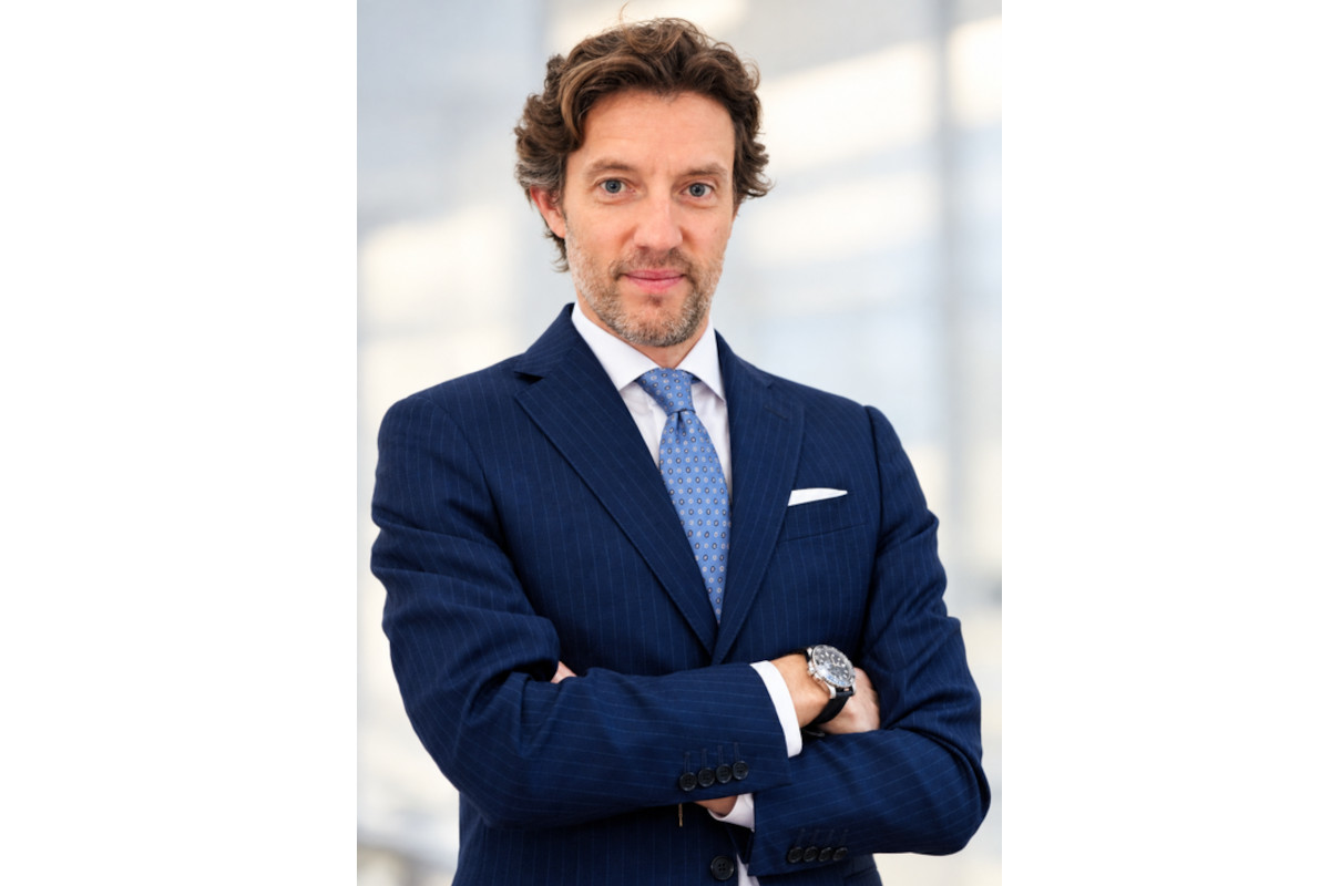Marco Beretta, nuovo Amministratore Delegato di Sapore di Mare, in abito blu con cravatta, braccia conserte