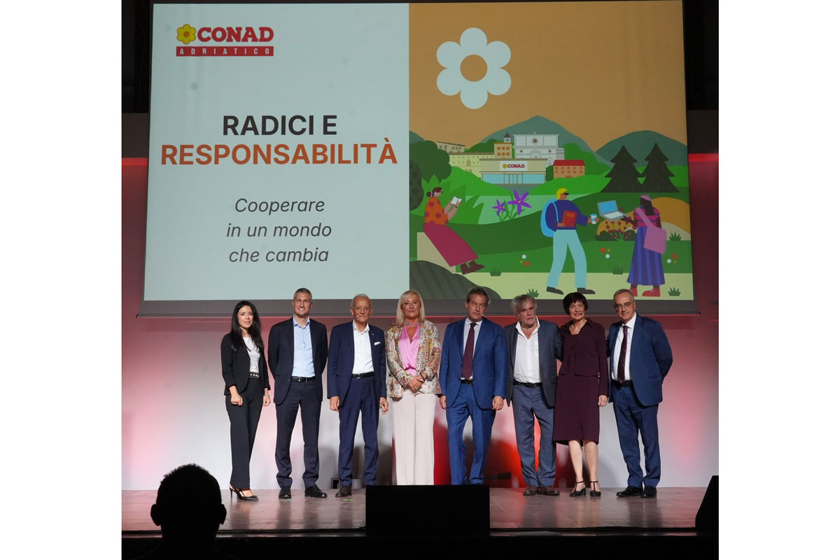 Conad Adriatico: cooperare per affrontare le sfide del cambiamento, relatori sul palco al meeting