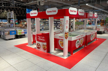 Temporary store Nonno Nanni e Nonna Rina con banchi frigo e tappeto rosso all'interno degli Iper Coop Alleanza 3.0
