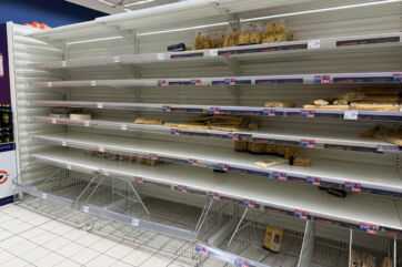 Scaffali vuoti al supermercato per il blocco dei trasporti al Sud: produzione a rischio e crisi delle imprese