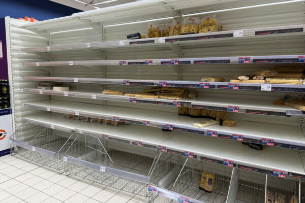 Scaffali vuoti al supermercato per il blocco dei trasporti al Sud: produzione a rischio e crisi delle imprese