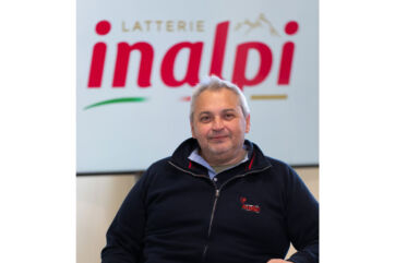 Pierantonio Invernizzi, volto di Inalpi, davanti al logo Latterie Inalpi: innovazione e ricerca nel latte.