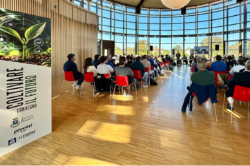 Convegno Molini Pivetti sulla filiera Campi Protetti: relatori e pubblico in sala con pannello Coltivare il Futuro