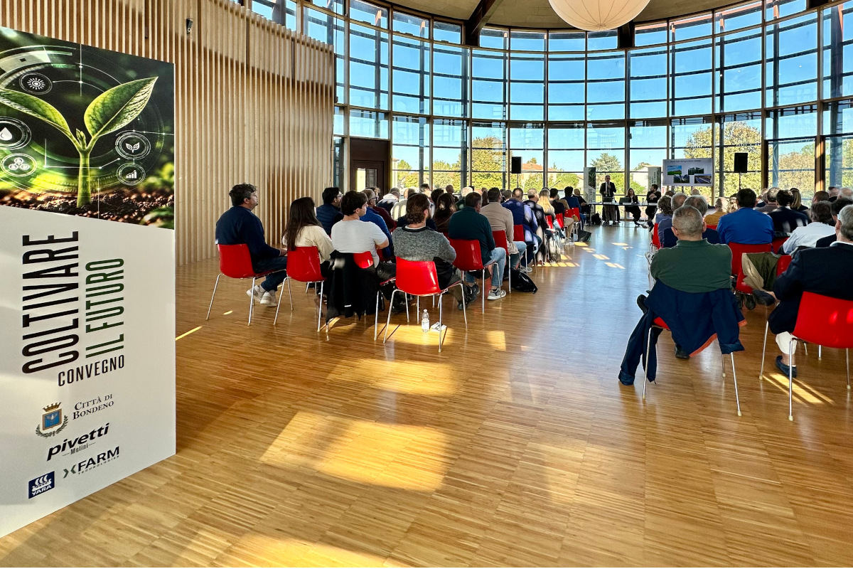 Convegno Molini Pivetti sulla filiera Campi Protetti: relatori e pubblico in sala con pannello Coltivare il Futuro