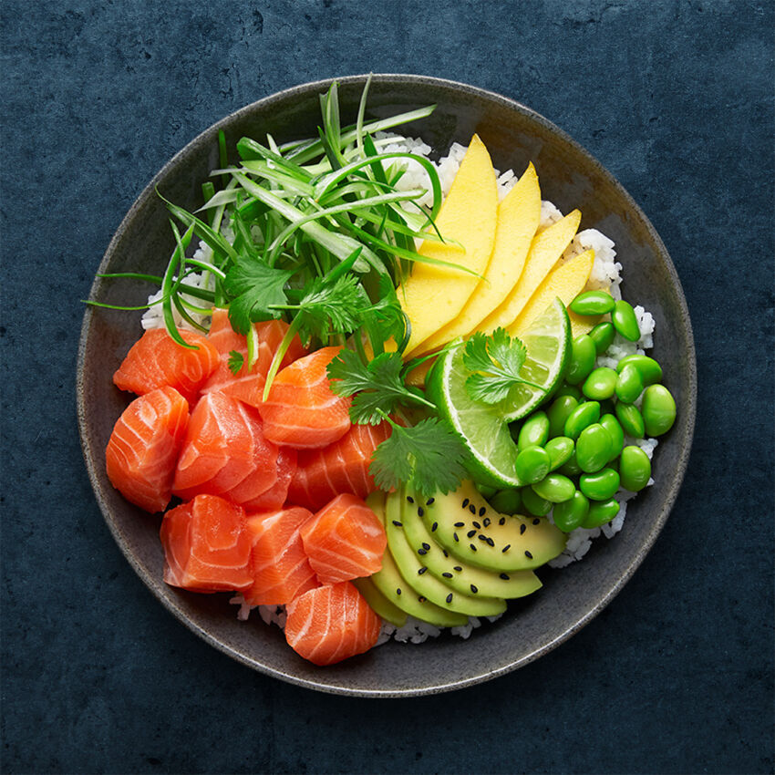 Poke bowl con salmone norvegese crudo, mango, avocado, edamame e riso: qualità e versatilità per il consumatore