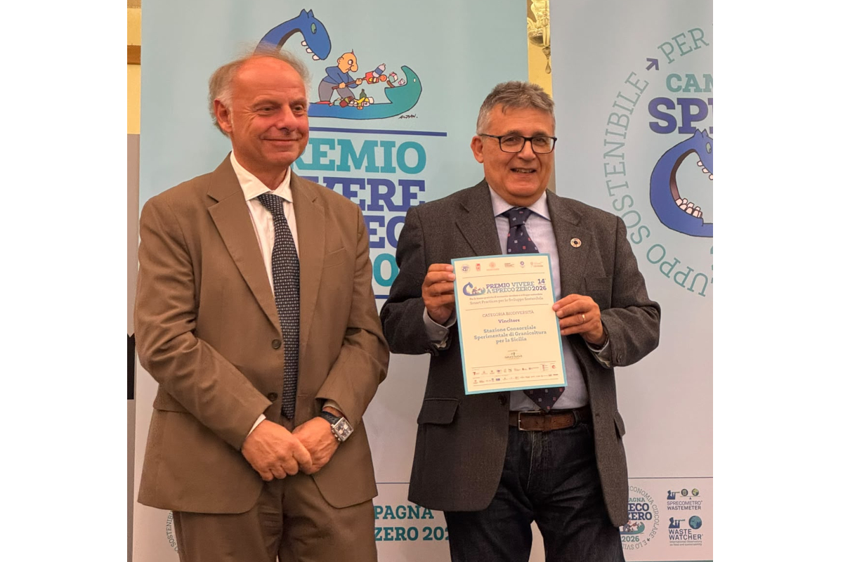 Premio Biodiversità 2024: due uomini mostrano l'attestato di Natura Nuova contro lo spreco alimentare.