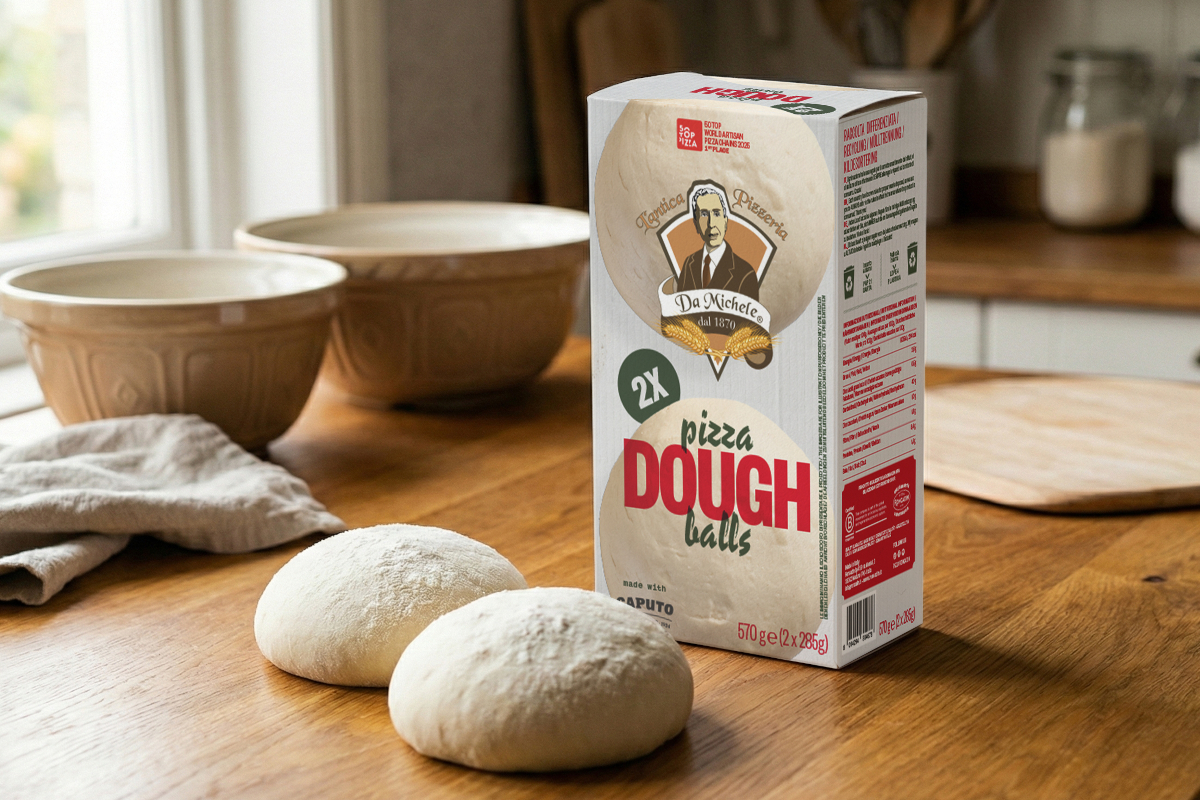 Confezione Roncadin Pizza Dough Balls su tavolo di legno con impasto e ciotole