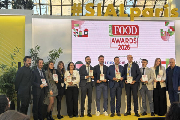 Vincitori Italian Food Awards 2026 sul palco SIAL Paris con premi e logo della manifestazione