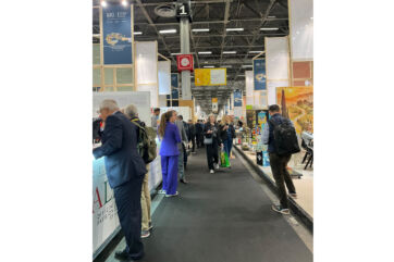 Padiglione SIAL Paris 2026 con collettiva italiana Universal Marketing: visitatori tra stand agroalimentari espositivi.