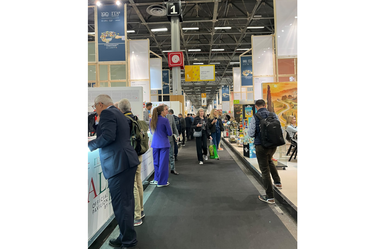 Padiglione SIAL Paris 2026 con collettiva italiana Universal Marketing: visitatori tra stand agroalimentari espositivi.