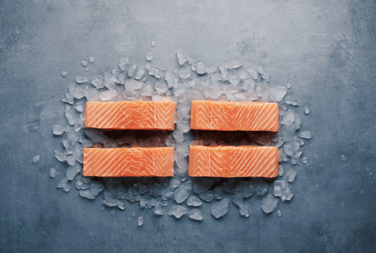 Filetti di salmone norvegese fresco su ghiaccio, ricchi di omega-3: qualità e benessere per il consumatore