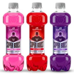 Tre bottiglie Super Boost energy drink San Benedetto nei gusti Pink Vol, Red Storm e Purple Wave.