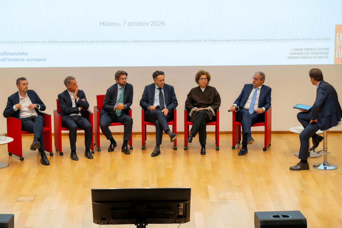Tavola rotonda Assica su salumi e Gdo: relatori seduti sul palco durante il convegno a Milano