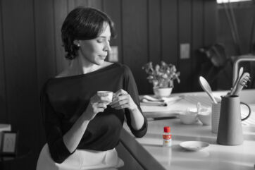 Donna in cucina tiene una tazza, spot TV Valsoia Diete.Tic per la crescita del brand