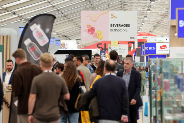 Folla di visitatori tra gli stand fieristici del SIAL Paris 2026 dedicati alle nuove tendenze alimentari