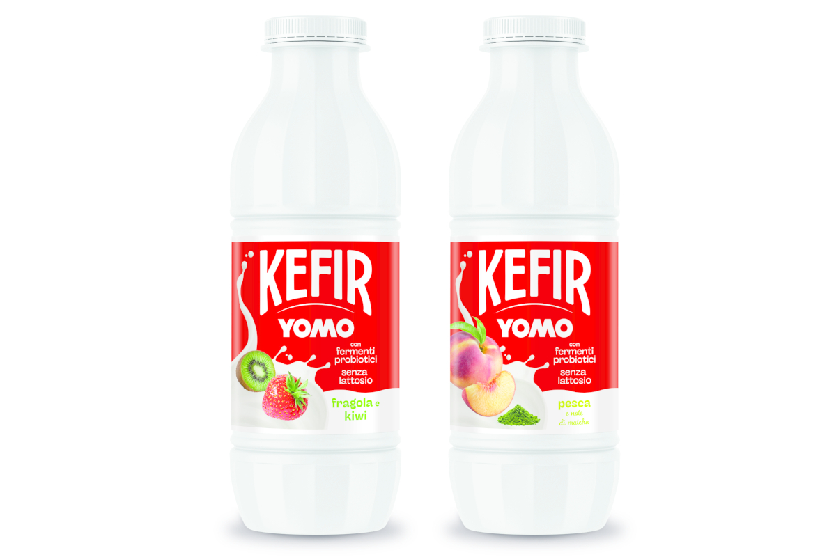 Due bottiglie Yomo Kefir Granarolo, etichette rosse con frutta, linea innovativa benessere.