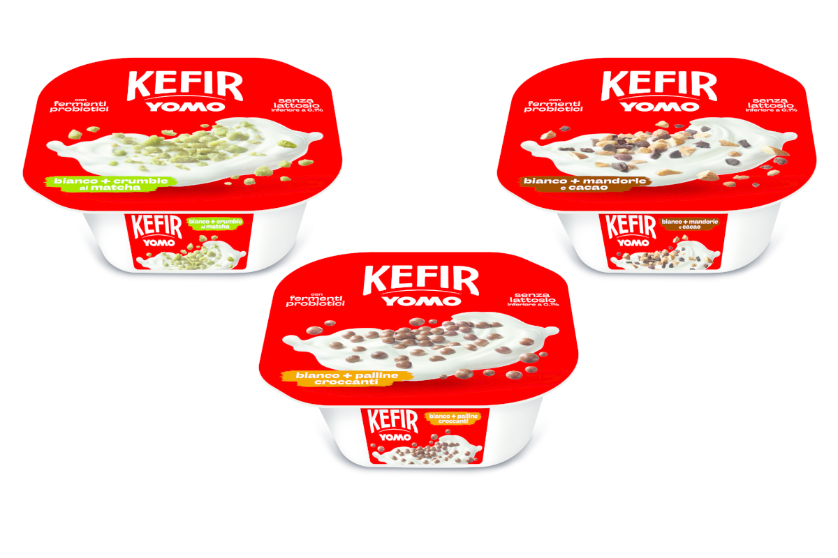 Tre vasetti Yomo Kefir Granarolo con coperchio rosso e chicchi di cereali, linea innovativa per il benessere.