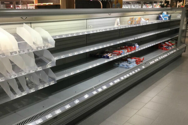 Scaffali vuoti nel supermercato per il blocco dei trasporti al Sud: produzione a rischio e merci introvabili