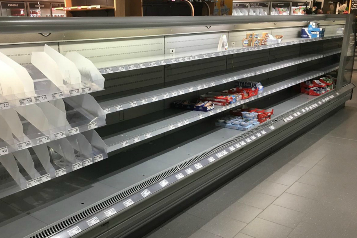 Scaffali vuoti nel supermercato per il blocco dei trasporti al Sud: produzione a rischio e merci introvabili