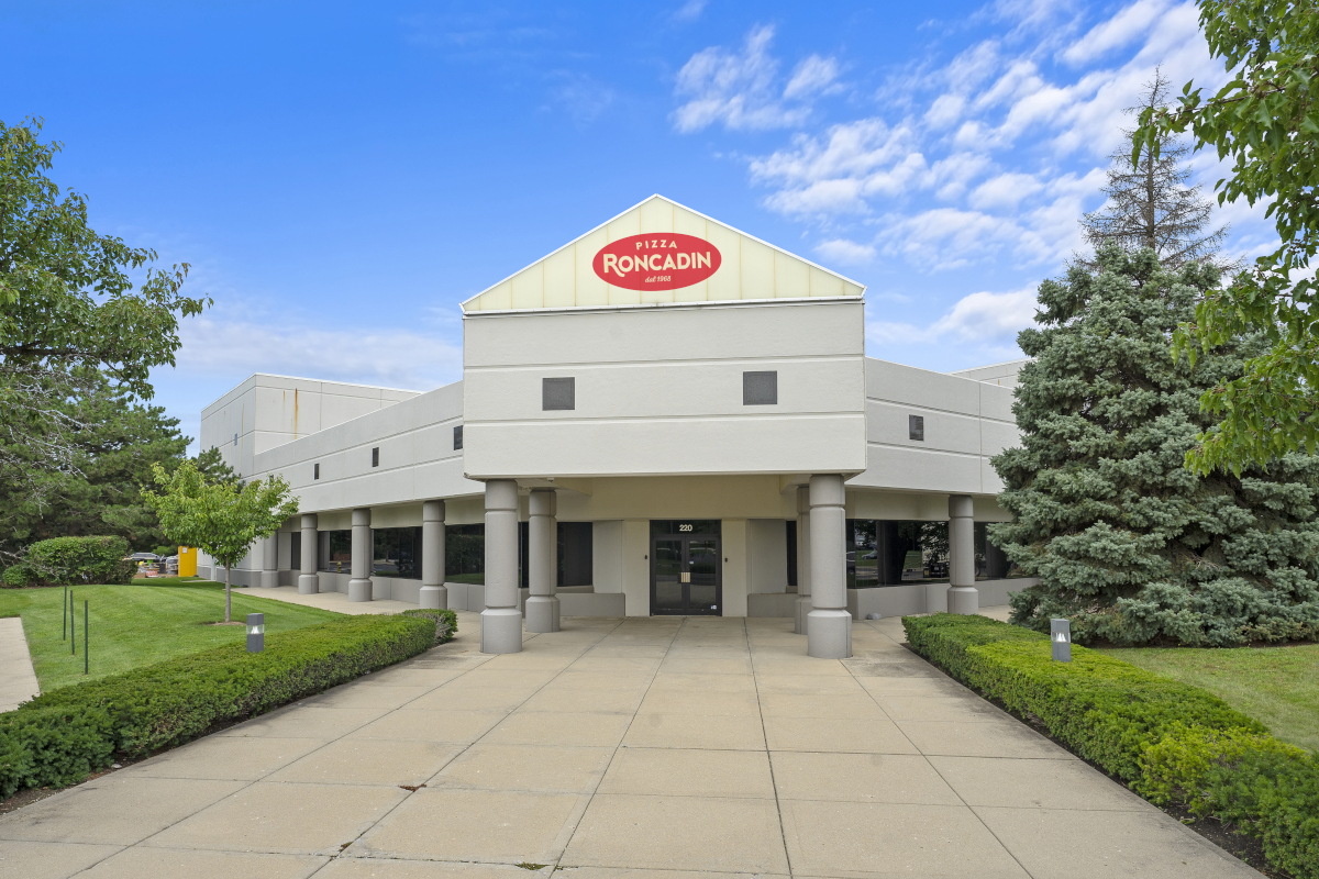 Stabilimento Roncadin di Chicago con grande logo rosso sull'edificio bianco, obiettivo 500 milioni di fatturato