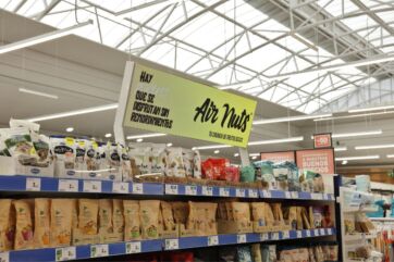 Scaffale di supermercato con schermi digitali e cartellonistica Air Nuts: retail media in-store per la promozione efficace dei prodotti.