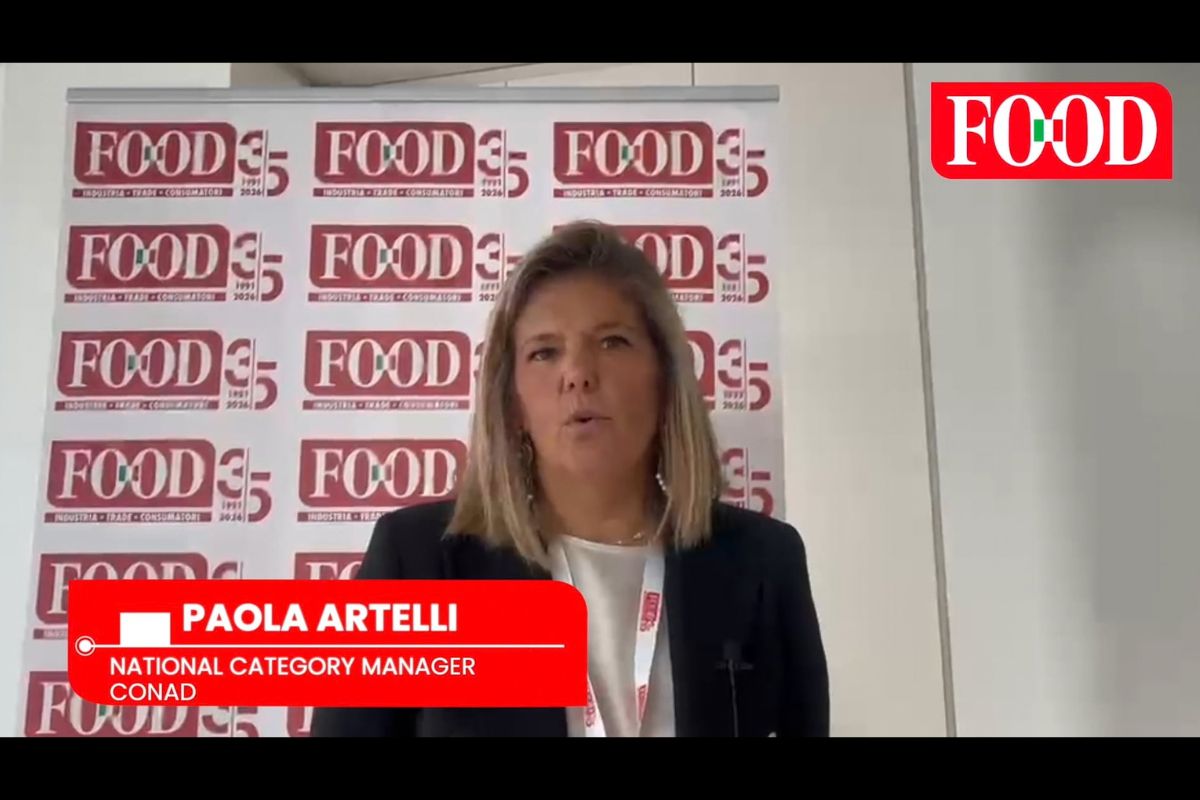 Paola Artelli, National Category Manager Conad, interviene a Food 2025 con sfondo a tema e logo FOOD.