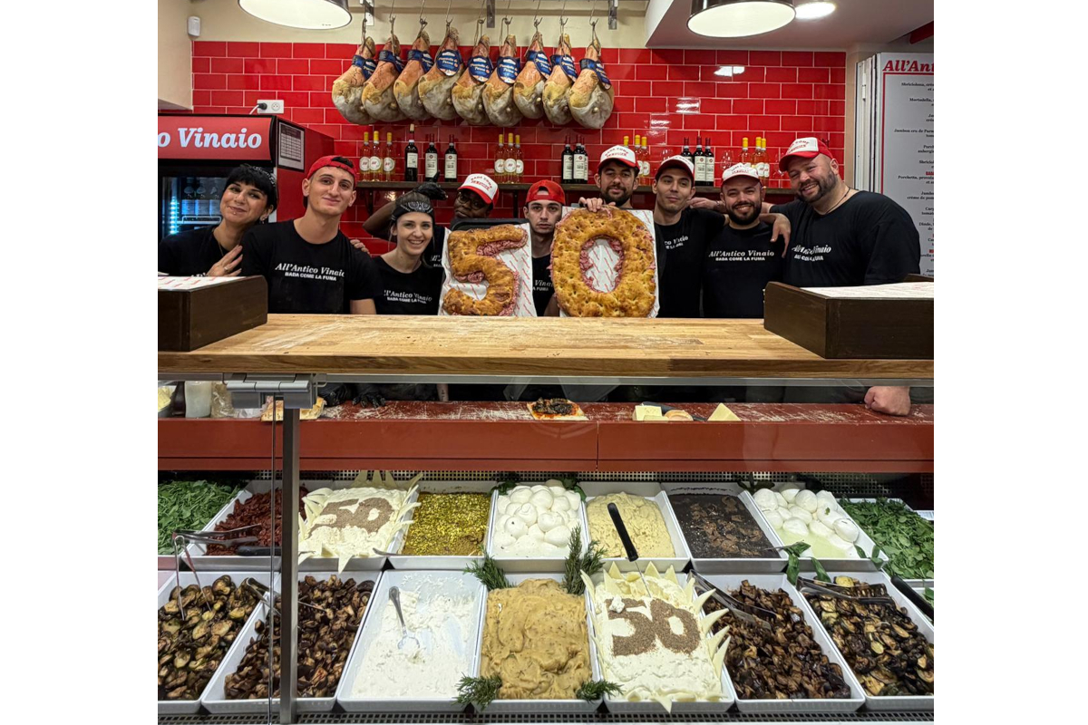 All'Antico Vinaio Parigi celebrazione del 50° anniversario. Panini italiani, carni e personale felice. Cibo delizioso.