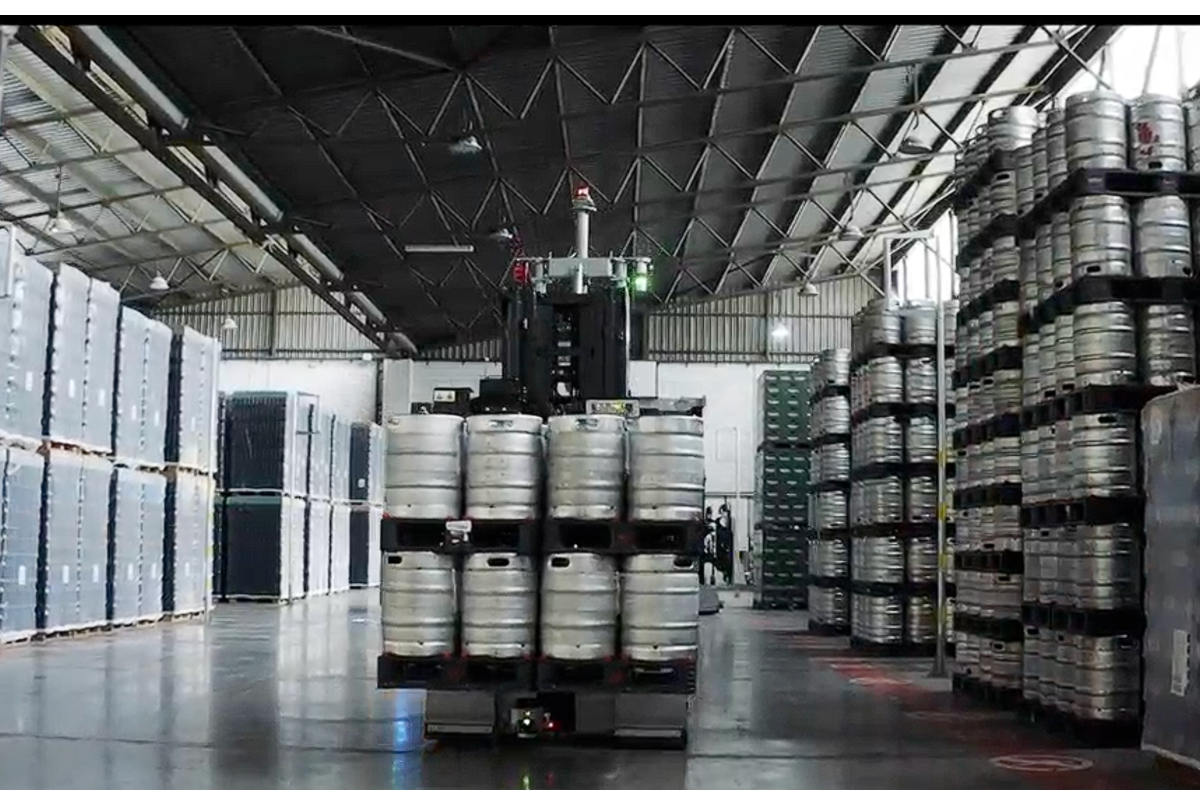 Estrella de Levante & E80 Group: a vision focused on innovation and constant growth Automated guided vehicle (AGV) carrying barrels in a warehouse. Block storage area. - Estrella de Levante - E80 Group